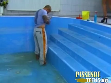Geiles pissen im Indoorpool