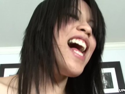 Vollbusige Brünette asiatische Hündin sprüht über ihre großen Krüge