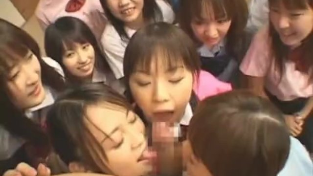 温泉行ったら制服JKが沢山出てきてチ○ポ舐めてくれるサービス  